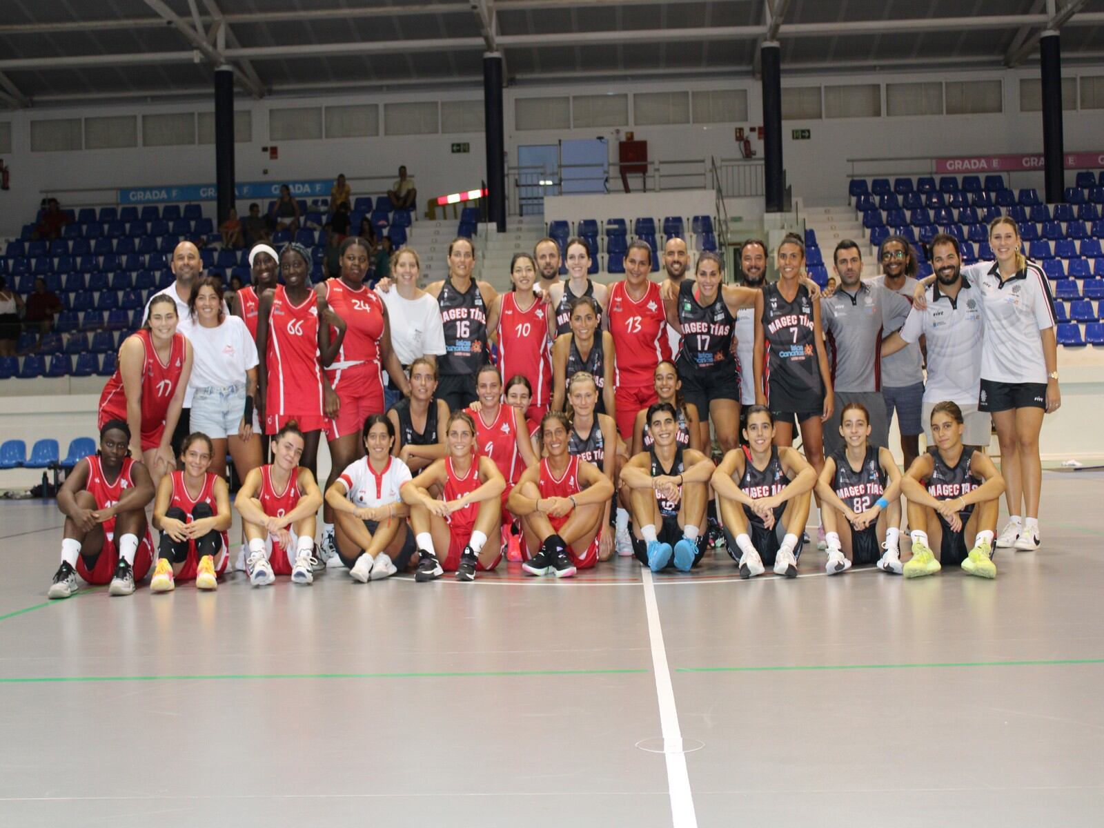 Jugadoras y técnicos de ambos equipos.