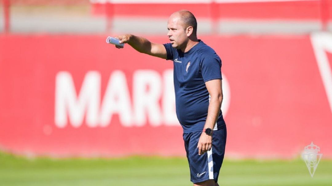 José Alberto López dirige el último entrenamiento antes del viaje a Girona.