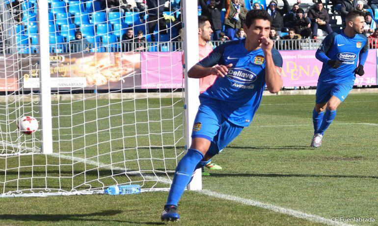 Juanma Marrero celebra un gol con la presencia del exoviedista Dioni.