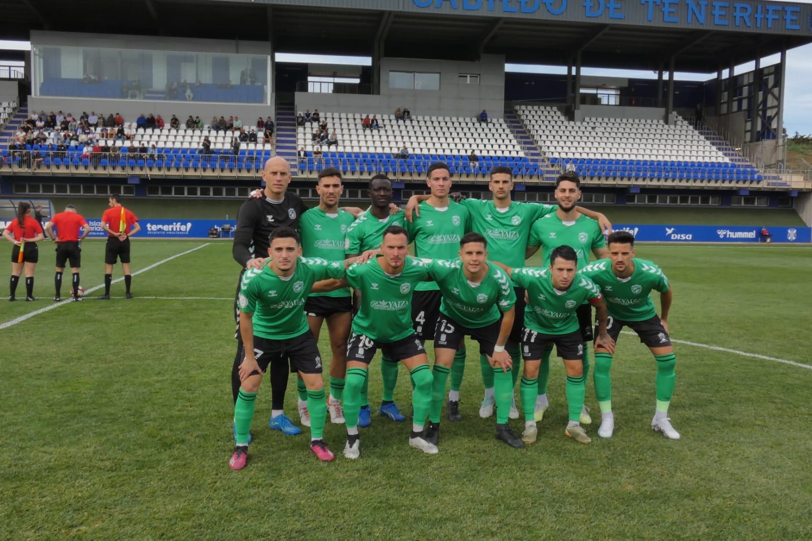 Equipo inicial del Unión Sur Yaiza en el campo del Tenerife B.