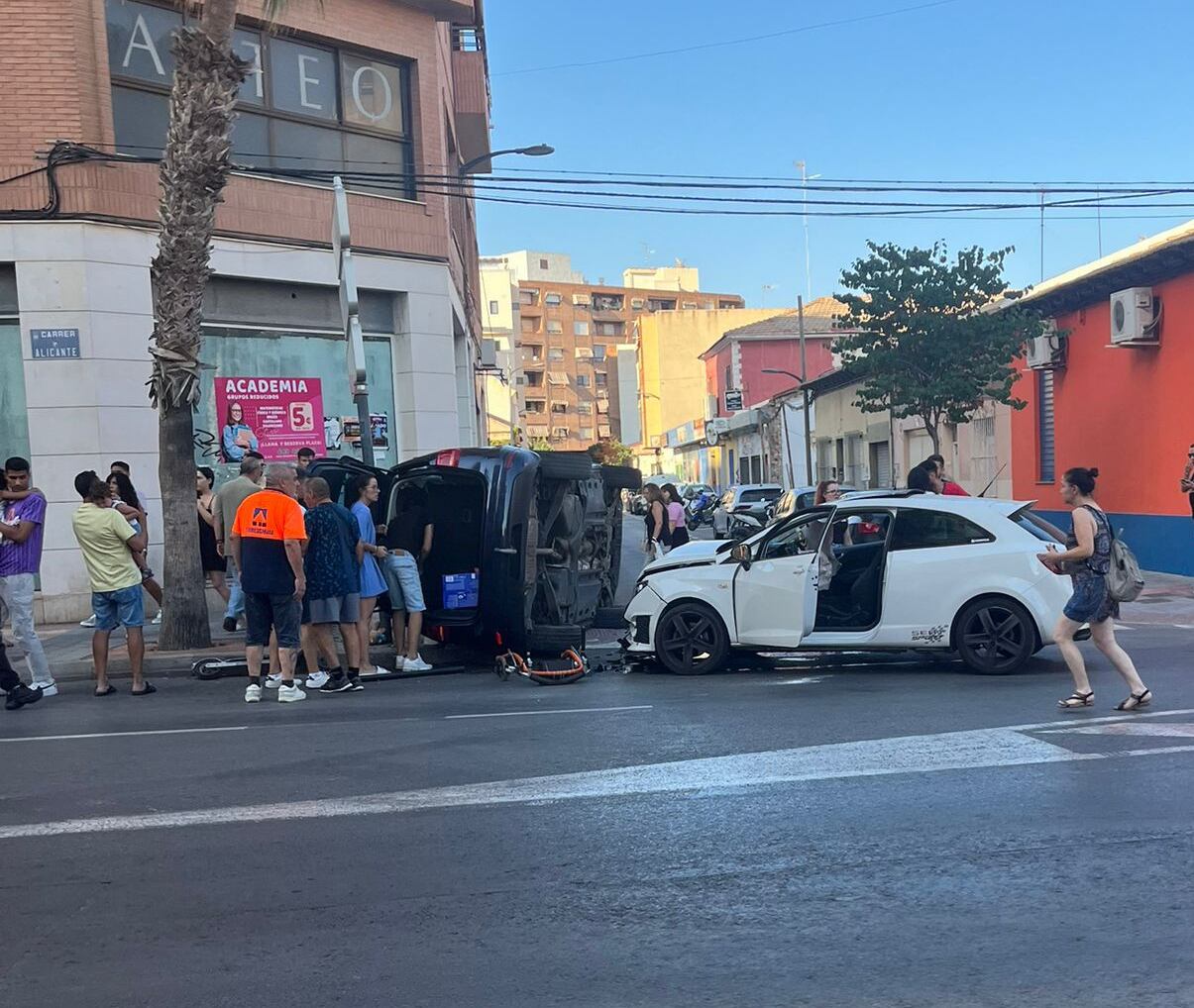 Accidente de tráfico en la calle Alicante de San Vicente. Foto: Cadena SER