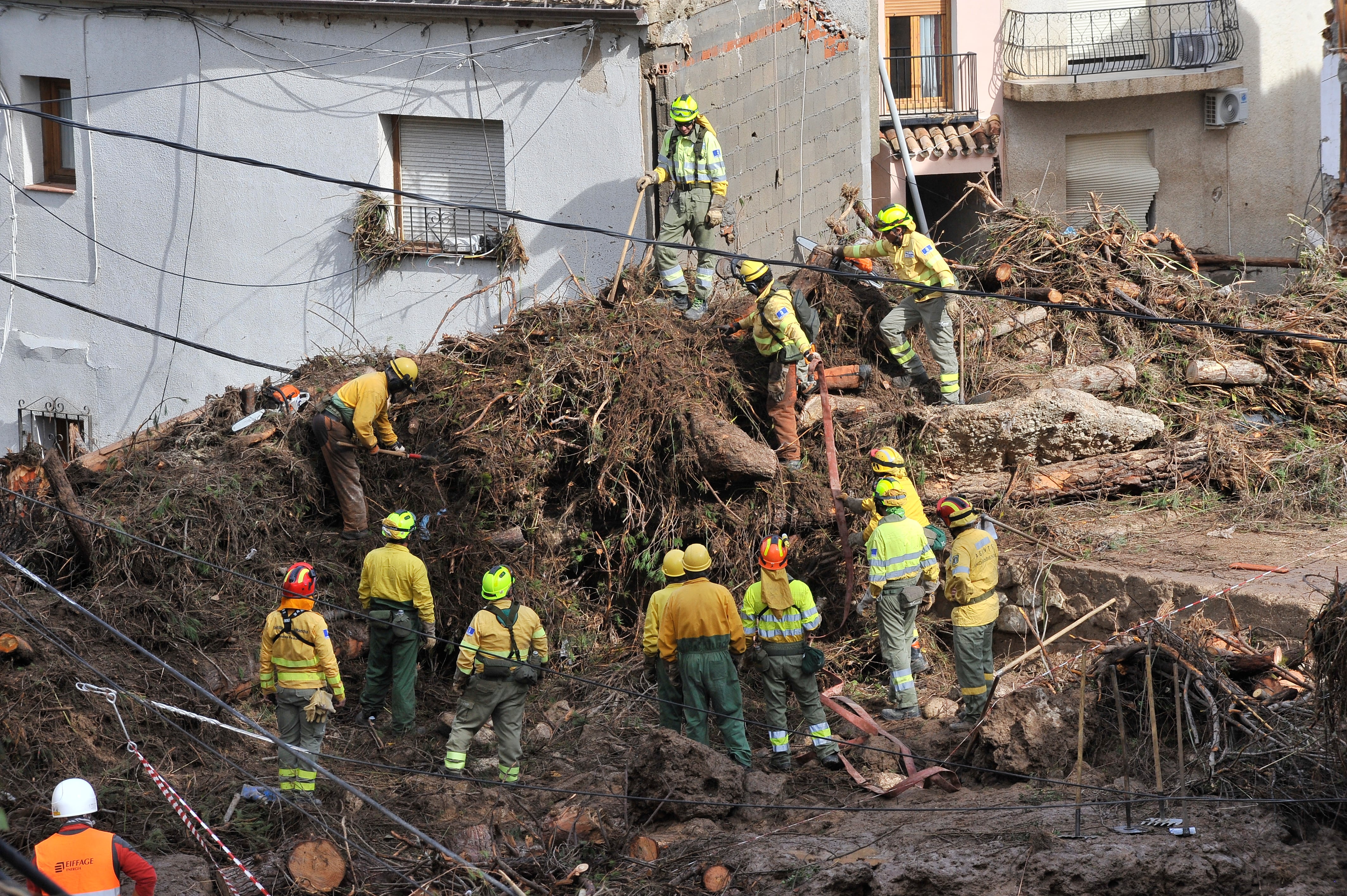 LETUR (ALBACETE), 30/10/2024.- Servicios de emergencia trabajan en el punto más afectado por las inundaciones en Letur, este miércoles. El alcalde de Letur (Albacete), Sergio Marín, ha confirmado que los seis desaparecidos tras la riada de este martes son vecinos de esta localidad y no descarta que pueda haber más personas &quot;no localizadas&quot; en el municipio, donde la desolación es total. EFE/ Manu
