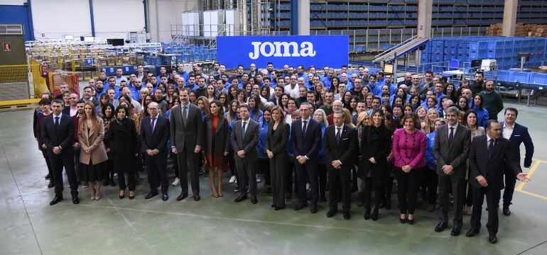 Los reyes, Felipe VI y Letizia, han visitado este viernes las instalaciones de Joma en la localidad toledana de Portillo 