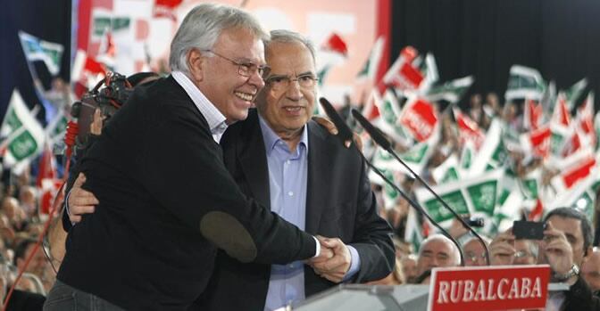 El expresidente del Gobierno, Felipe González abraza al cabeza de lista del PSOE por Sevilla, Alfonso Guerra, durante el mitin que este partido ha celebrado en Dos Hermanas