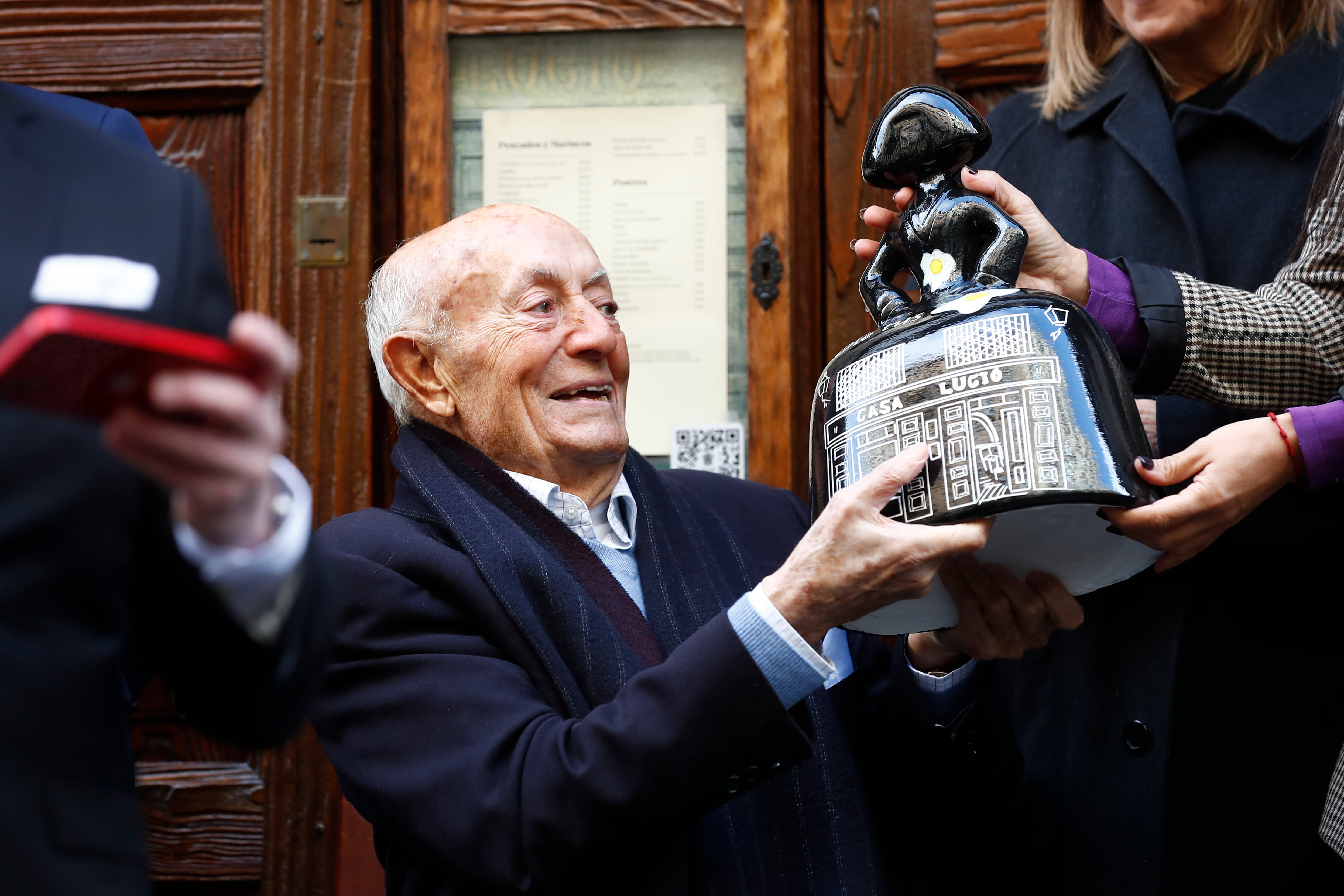 MADRID, 07/02/2023.- El propietario de Casa Lucio, Lucio Blázquez durante el homenaje de la Asociación de Empresarios de La Latina (ADELA) con motivo de su 90º aniversario de su famoso plato, los huevos rotos, en su restaurante en la Cava Baja de Madrid este martes. EFE/Javier Lizón
