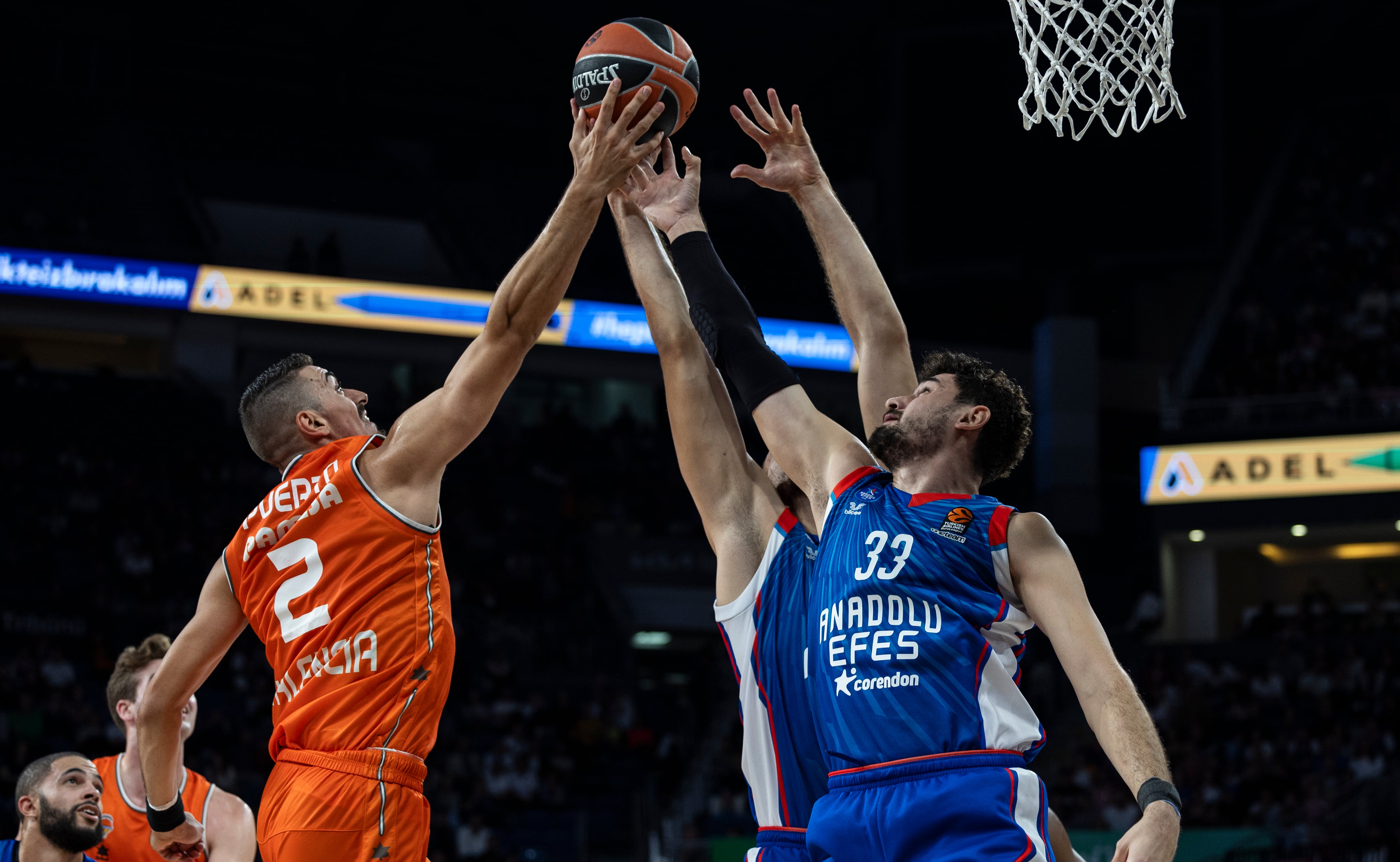 Anadolu Efes&#039; Erkan Yilmaz in action against Valencia Basket&#039;s Josep Puerto during the Euroleague Basketball match between Anadolu Efes and Valencia Basket in Istanbul, Turkey, 20 October 2023. (Baloncesto, Euroliga, Turquía, Estanbul) EFE/EPA/TOLGA BOZOGLU