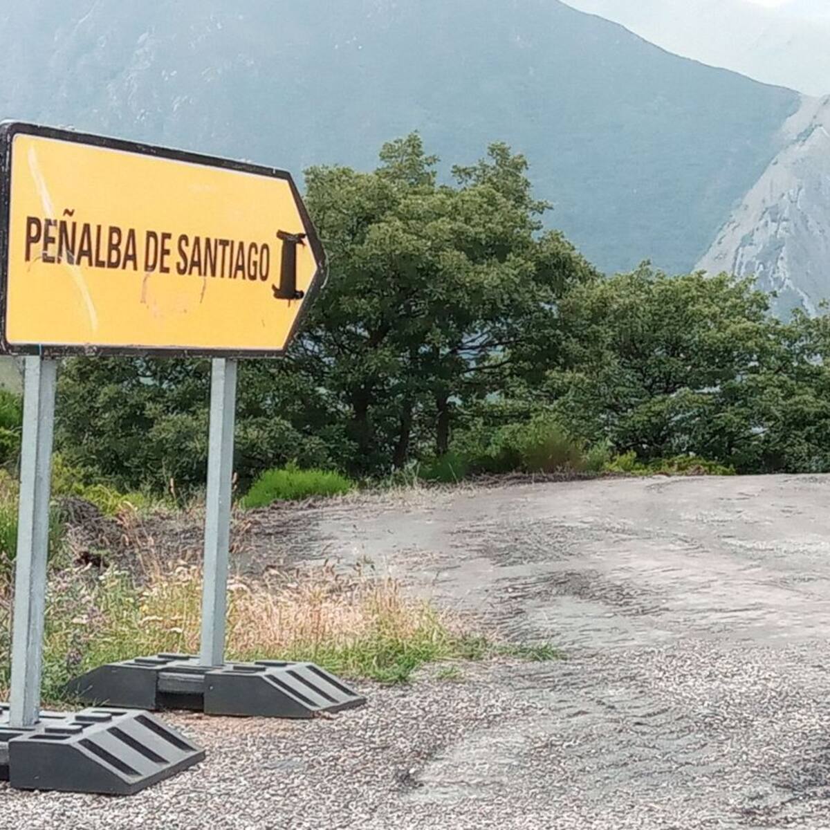 La carretera a Peñalba desde el alto de la Cruz, a punto de abrirse al tráfico