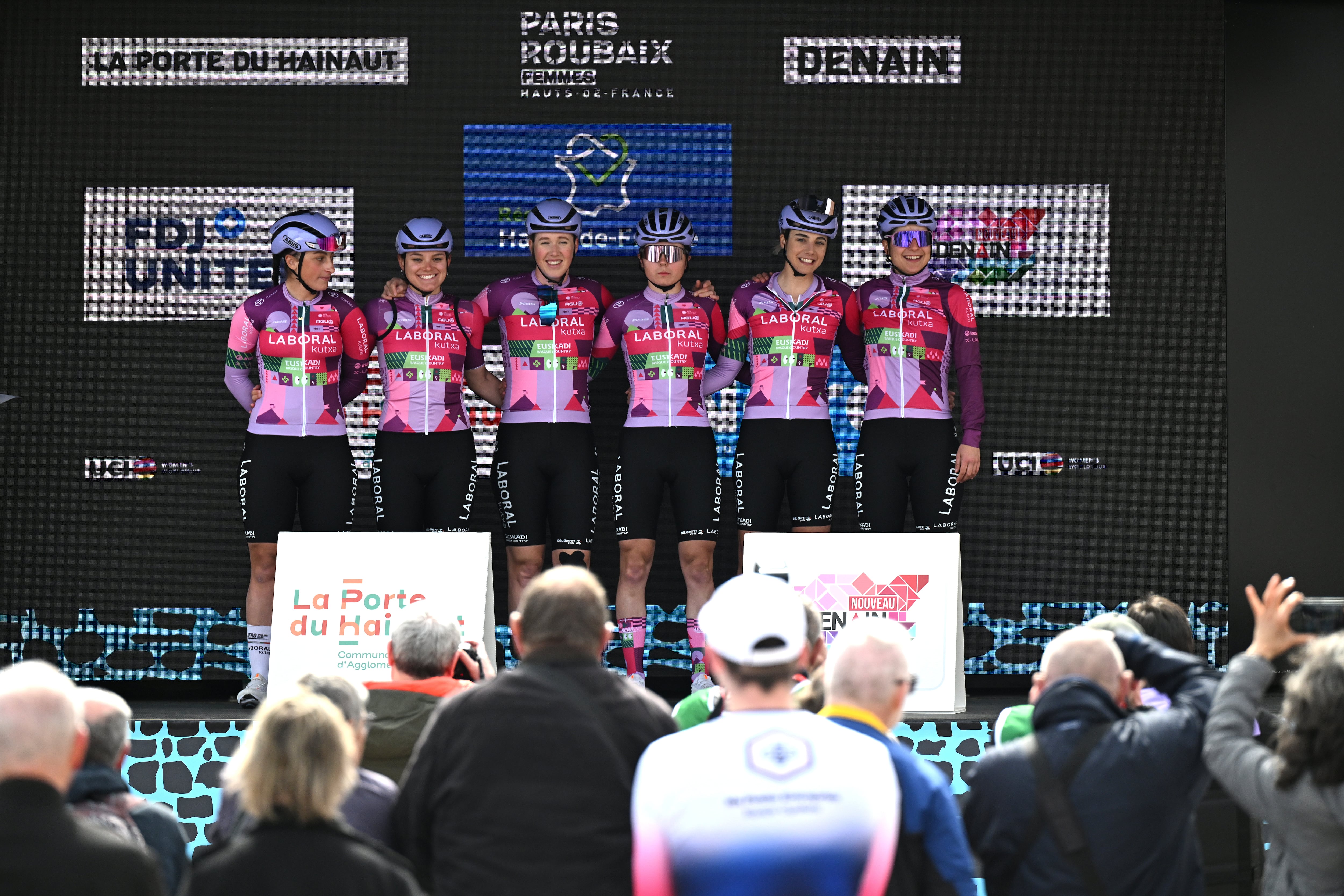 Marjolein van 't Geloof, Irati Aranguren, Idoia Eraso, Arianna Fidanza, Sara Fiorin y Cristina Tonetti, integrantes del equipo Laboral Kutxa - Fundacion Euskadi en la Paris-Roubaix de 2026