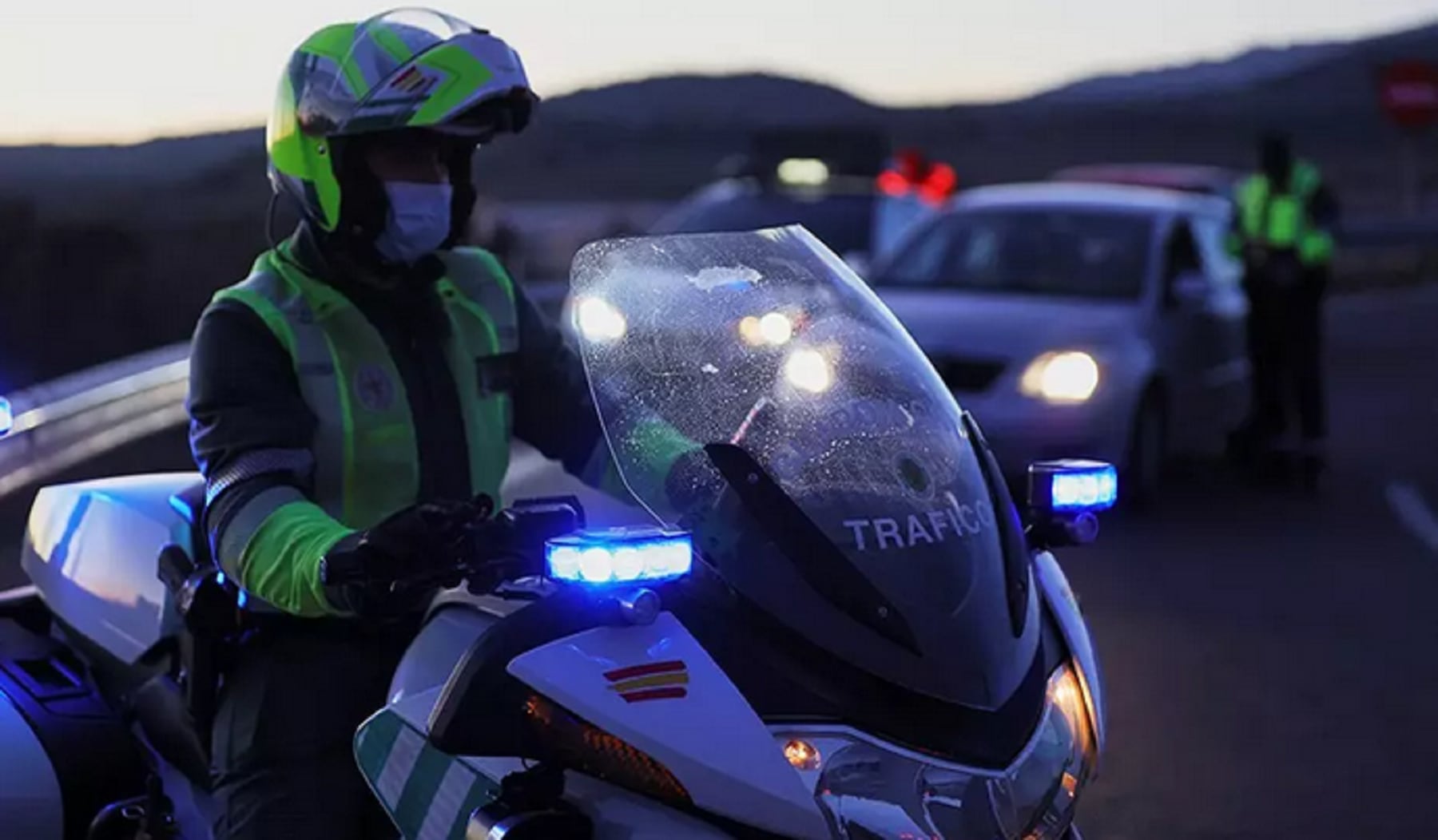 Un agente de tráfico durante un control de la Guardia Civil (archivo).