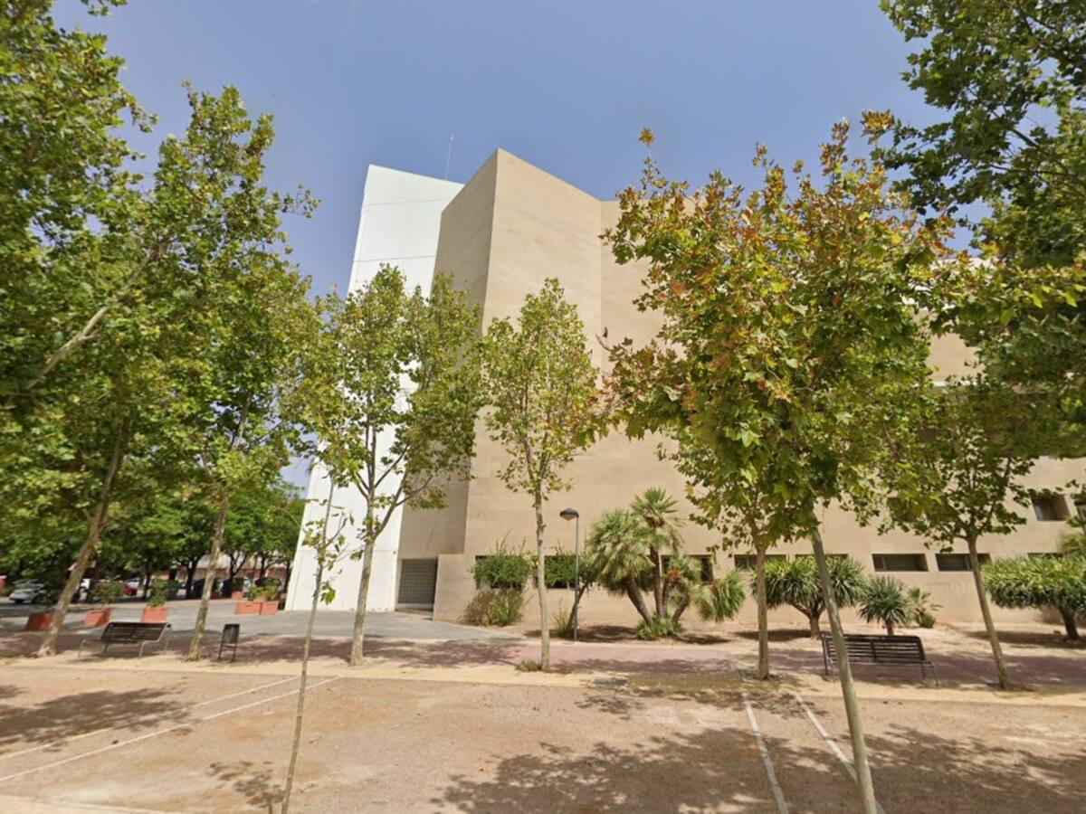 Hallan muerto a un hombre a las puertas del Víctor Villegas