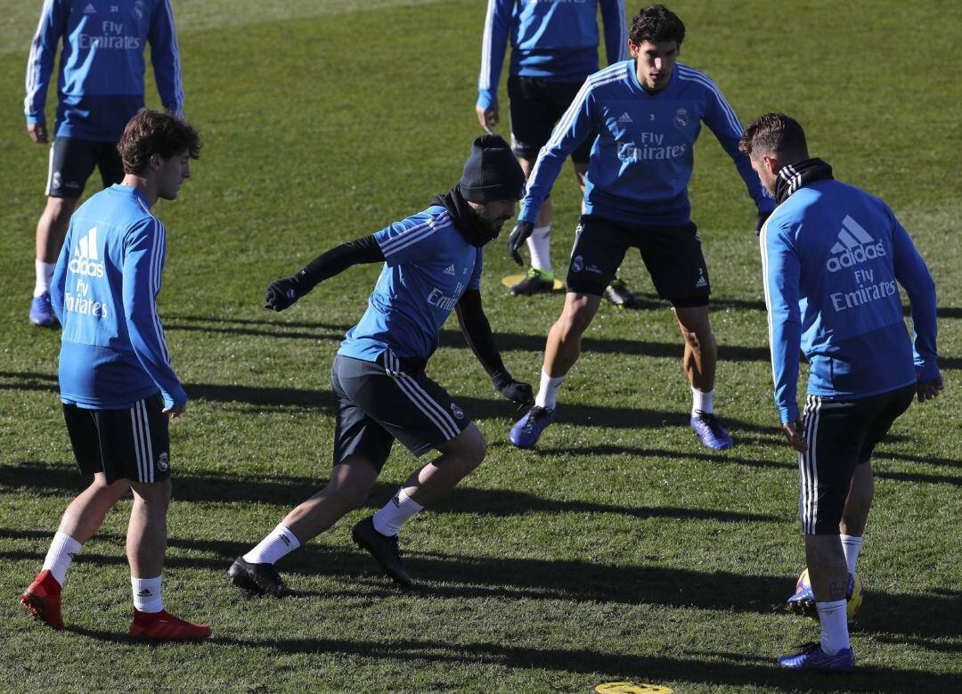 Los jugadores del Real Madrid durante el entrenamiento realizado hoy en las instalaciones de Valdebebas.