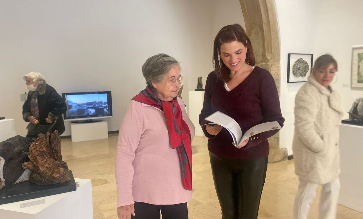 La artista Sol Pérez junto a Marga Antón en la presentación de la muestra en la Lonja Medieval