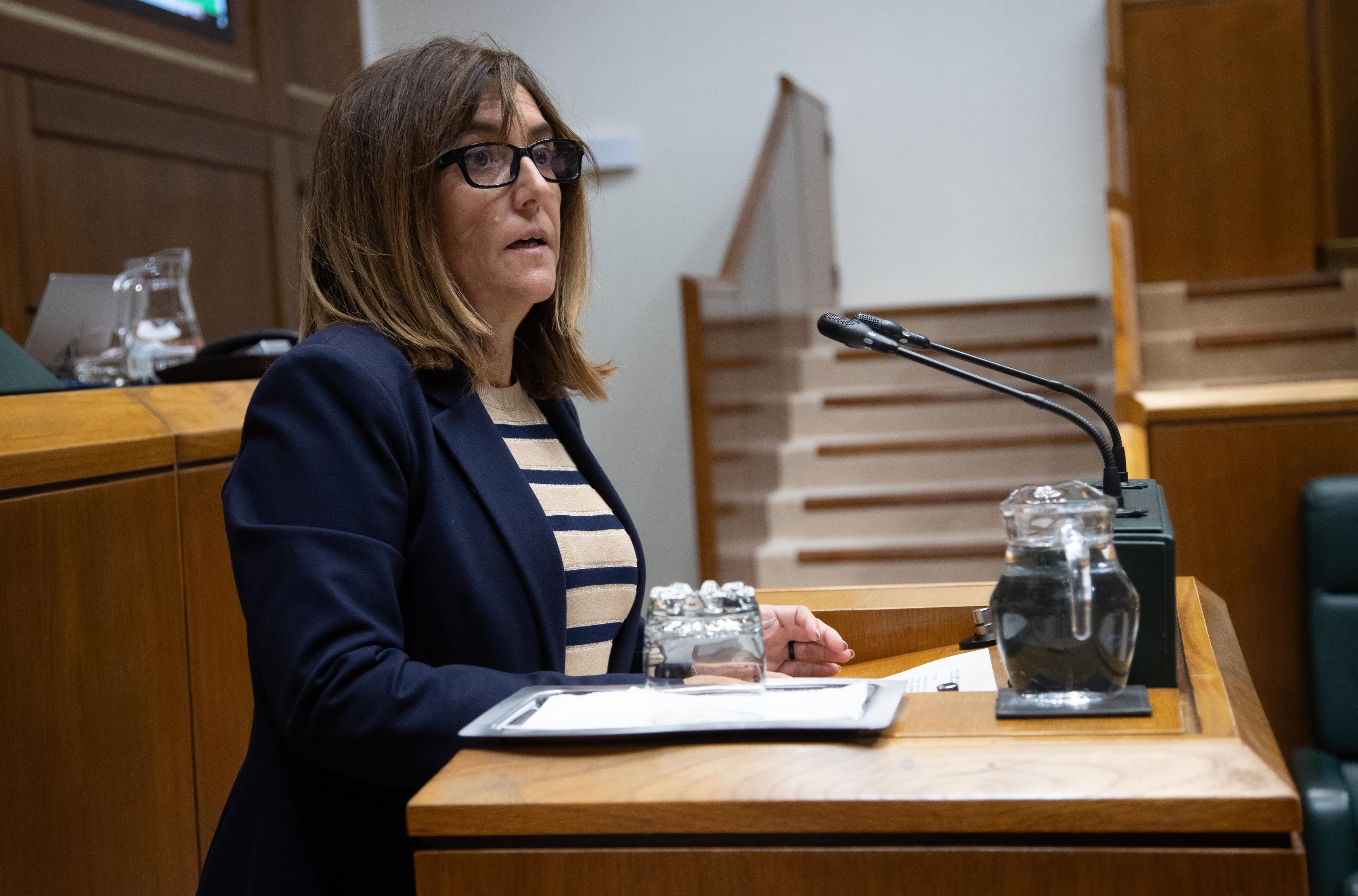 Amaia Barredo interviente en el pleno del control del Parlamento vasco