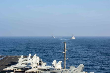 Barcos y aviones estadounidenses participantes en las maniobras.