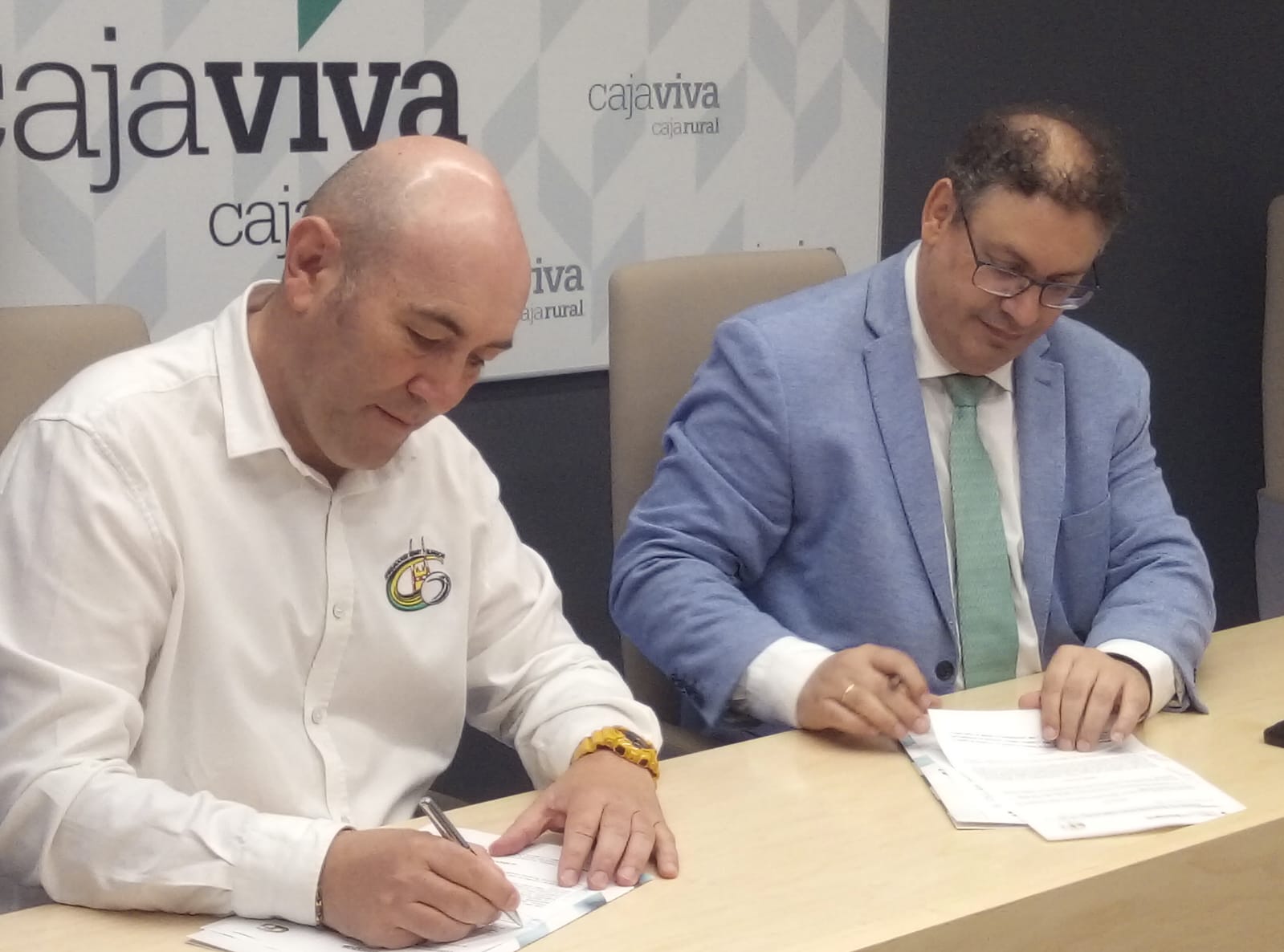 Manuel Vadillo, presidente del Aparejadores Rugby Burgos, y Germán Martínez, gerente de la Fundación CajaViva Caja Rural Burgos, renovando el convenio.