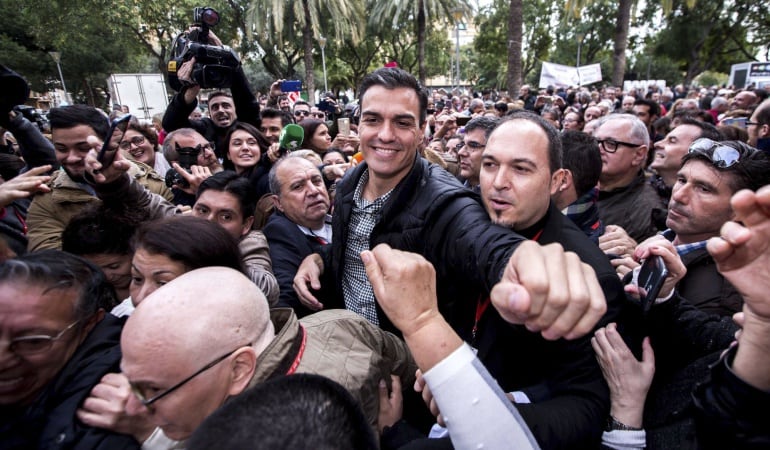 El ex secretario general del PSOE Pedro Sánchez durante la visita realizada hoy a Xirivella (Valencia), donde ha iniciado su recorrido por las federaciones socialistas para intentar recuperar el liderazgo del partido. El auditorio de la localidad valencia