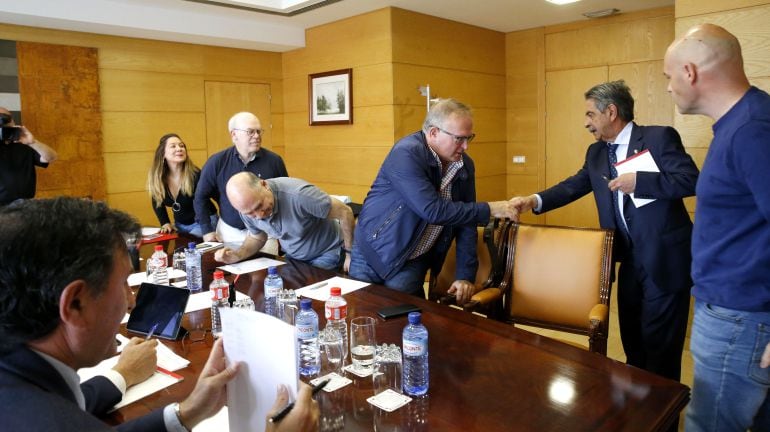 Imagen del encuentro que mantuvo Miguel Ángel Revilla con el consejero de Educación y los representantes de la Junta de Personal Docente.