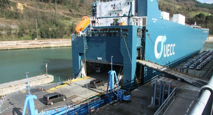 La naviera UECC opera en el espacion de dársena pasaiatarra situado entre Capuchinos y Lezo