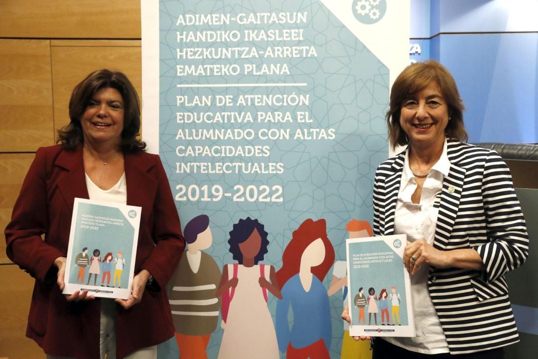 La consejera de Educación del Gobierno Vasco, Cristina Uriarte, (d) junto a la viceconsera de este ramo Maite Alonso, (I) este jueves donde han presentado el plan de atención educativa para el alumnado con altas capacidades intelectuales elaborado por su departamento.