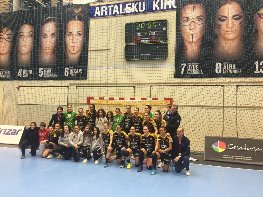 Foto para la historia; la plantilla del Bera Bera posa en Artaleku tras ganar al campeón de la EHF