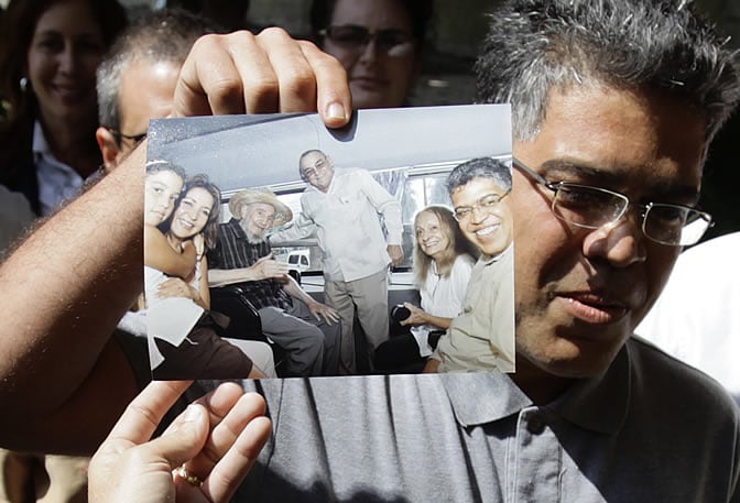 El vicepresidente venezolano, Elias Jaua, muestra una foto en la que aparece él mismo junto al líder cubano Fidel Castro