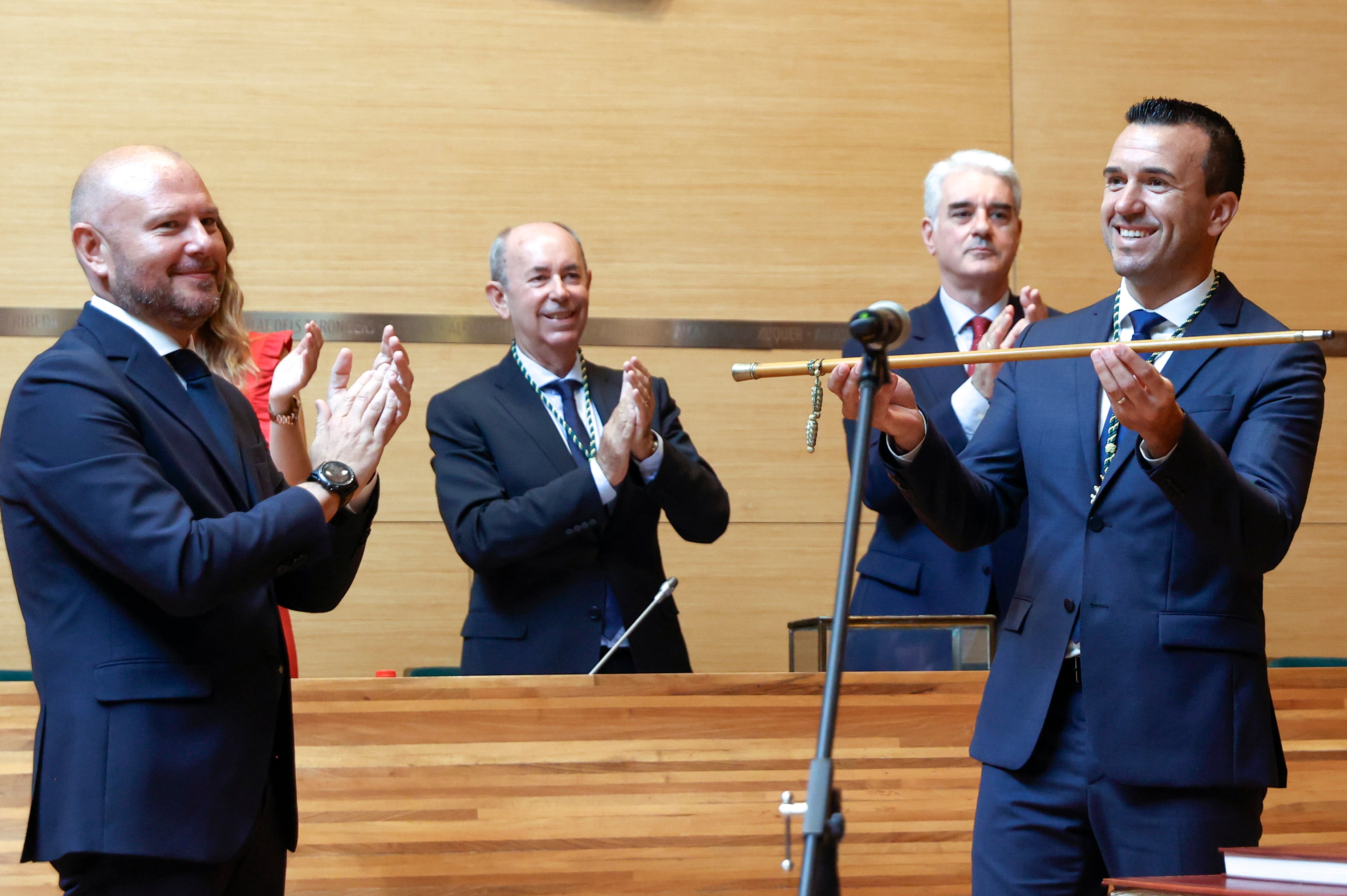 El candidato del PP, Vicent Mompó (d) ,durante su proclamación como presidente provincial en 2023.