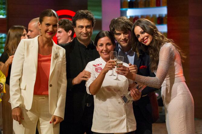 Vicky, ganadora de &#039;Masterchef&#039;, celebra su victoria con el jurado del programa