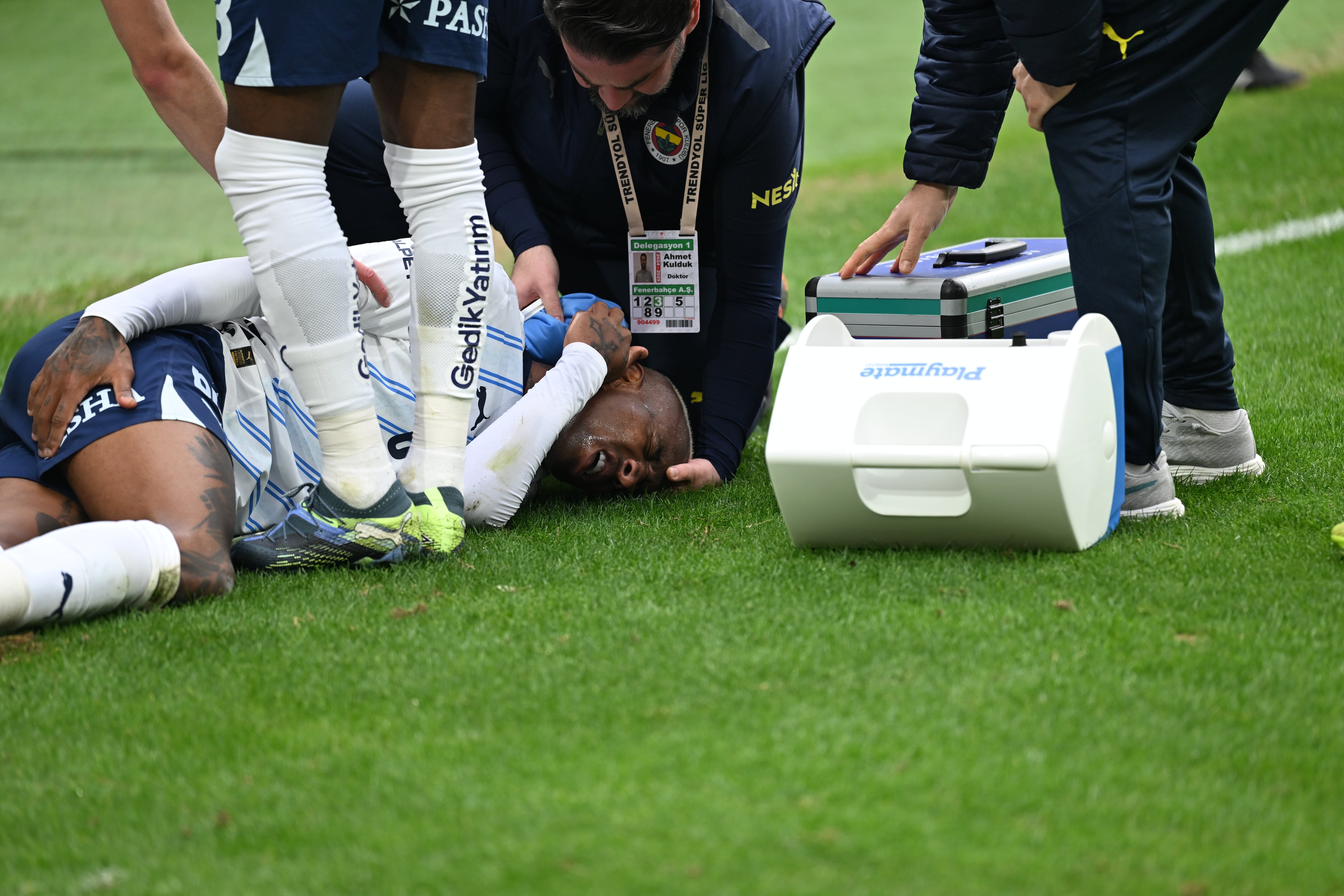 Anderson Talisca recibe un botellazo en el Alanyaspor-Fenerbahce de la liga turca