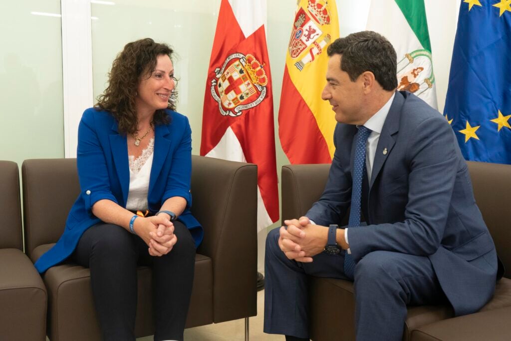 Visita institucional del Presidente de la Junta, Juanma Moreno, al Ayuntamiento de la capital.