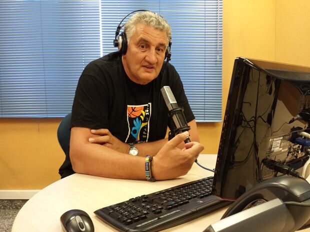 Fernando Romay, desde los estudios de Radio Granada.