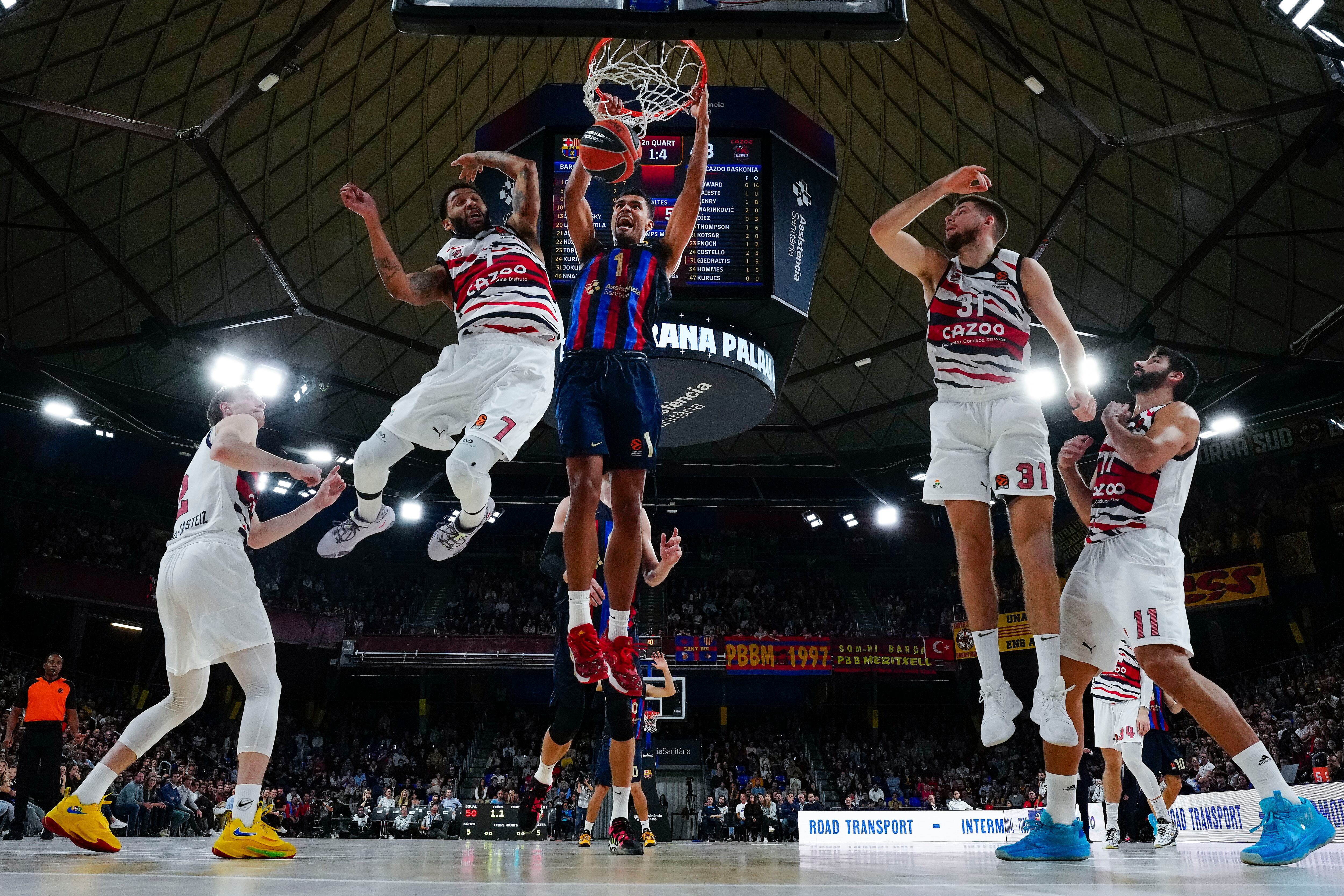 Óscar da Silva (c), entra a canasta ante el base del Cazoo Baskonia Pierriá Henry (2i) , el alero del Cazoo Baskonia Rokas Giedraitis. EFE/ Enric Fontcuberta.