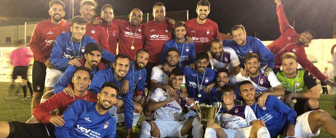 Los jugadores del Real Jaén CF celebran la Copa Presidente Diputación.