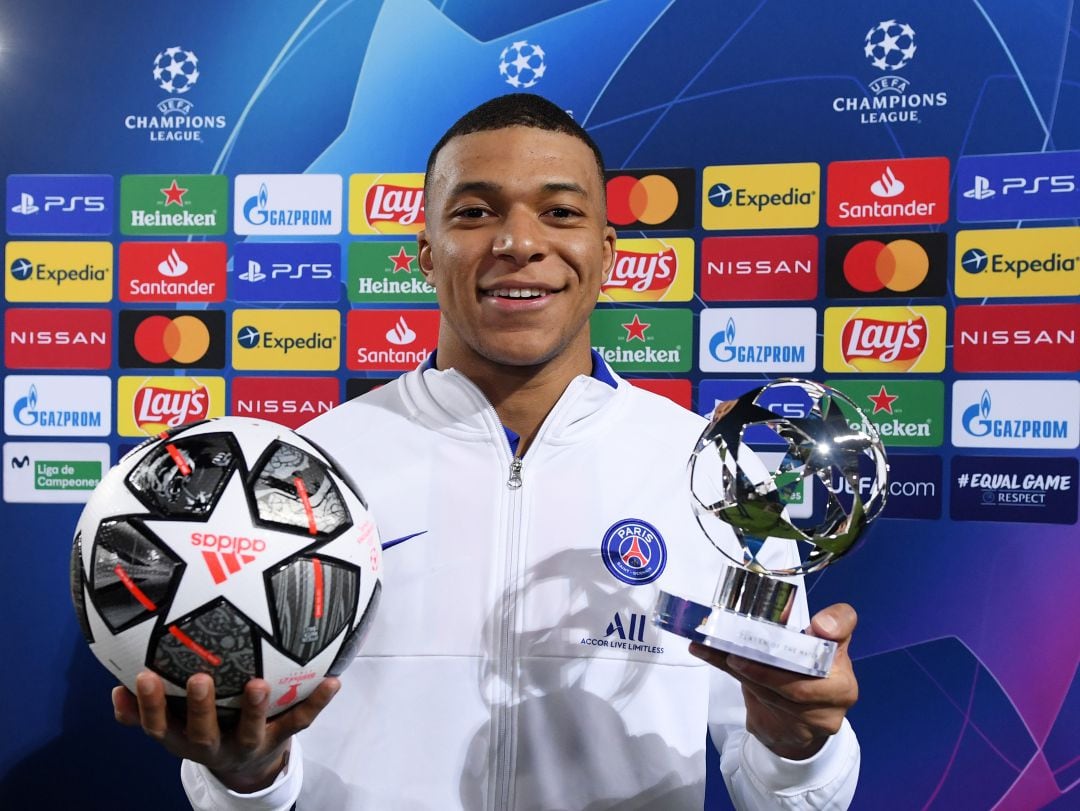 Kylian Mbappe posa con el balón del partido y con el trofeo de mejor jugador del encuentro ante el Barça