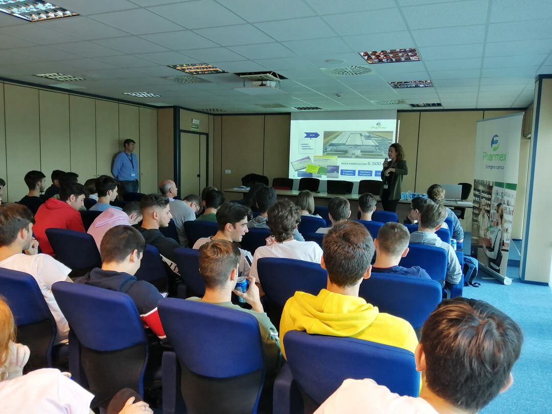 Alumnos de Almodóvar del Río atienden a una charla informativa en los laboratorios de Pharmex