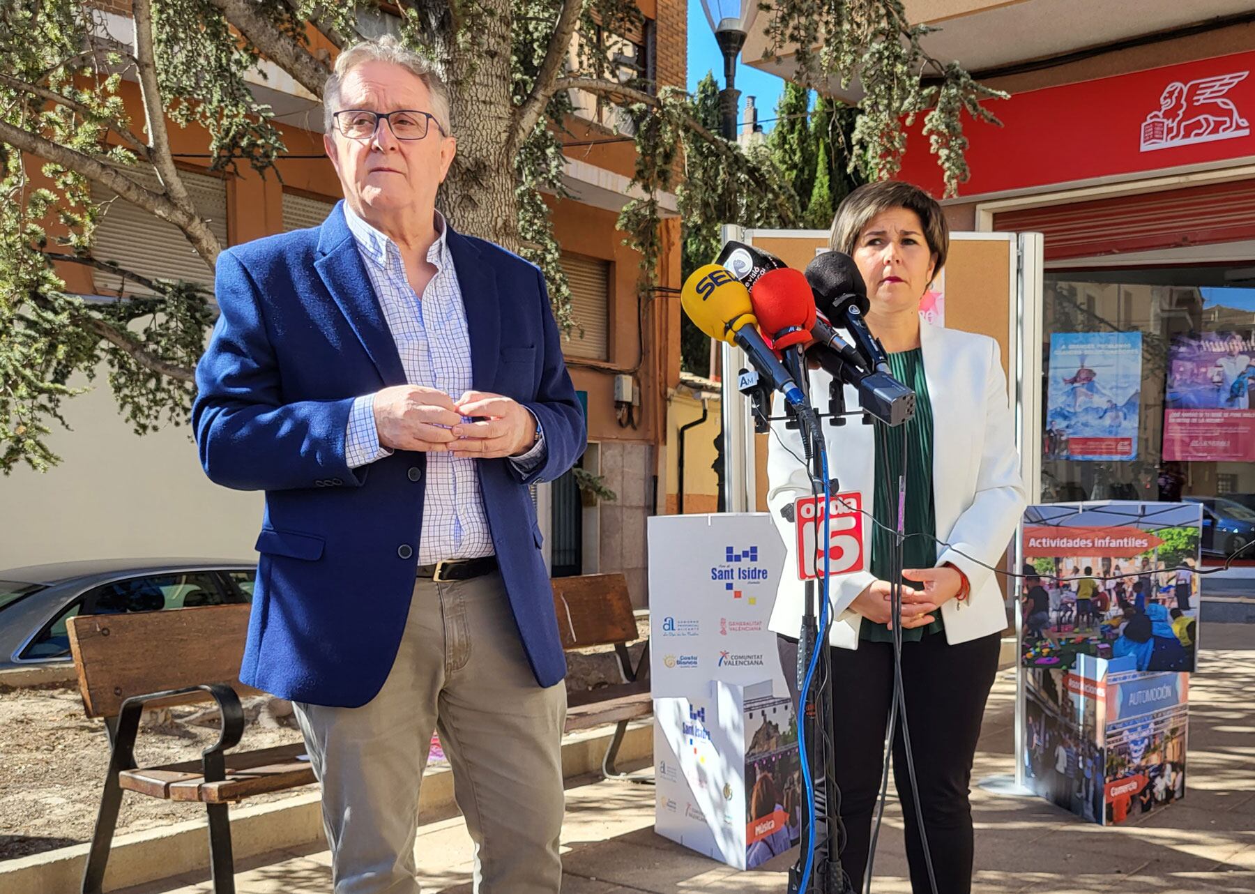 El alcalde de Castalla, Antonio Bernabeu, junto a la concejal de Turismo, Maite Gimeno, en la presentación del cartel de la Fira de Sant Isidre