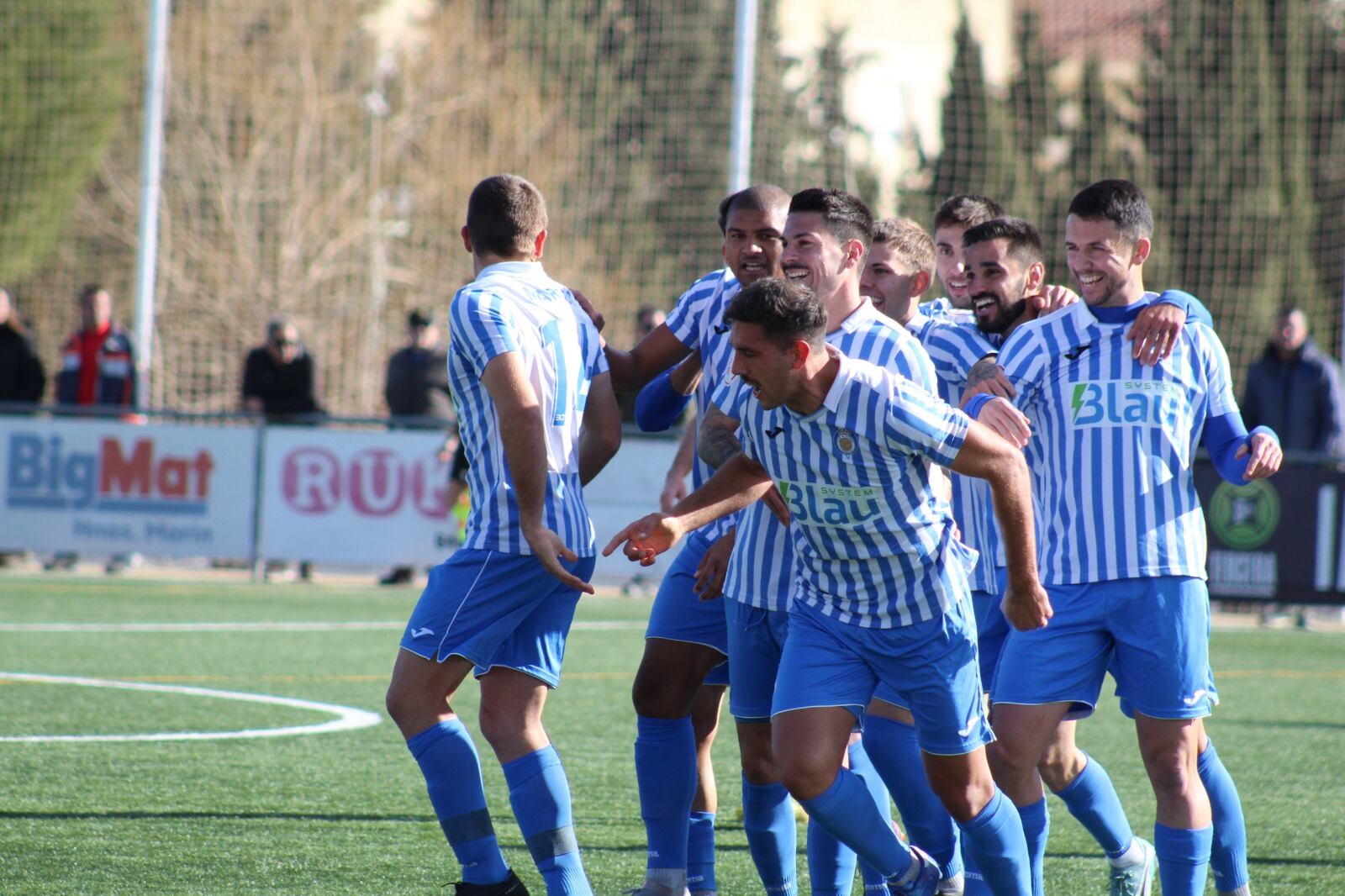 Los jugadores celebran el gol blanquiazul