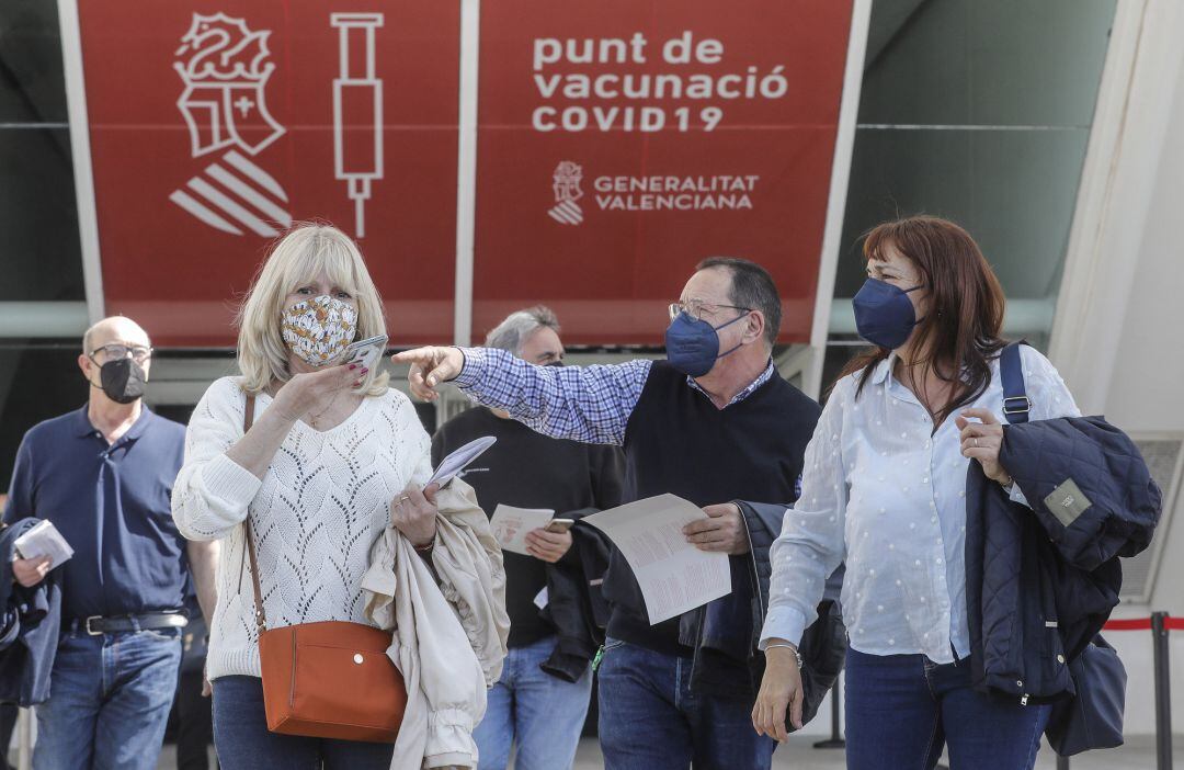 Varias personas llegan para ser vacunados en el primer día de la vacunación masiva en la Comunidad Valenciana, a 19 de abril de 2021