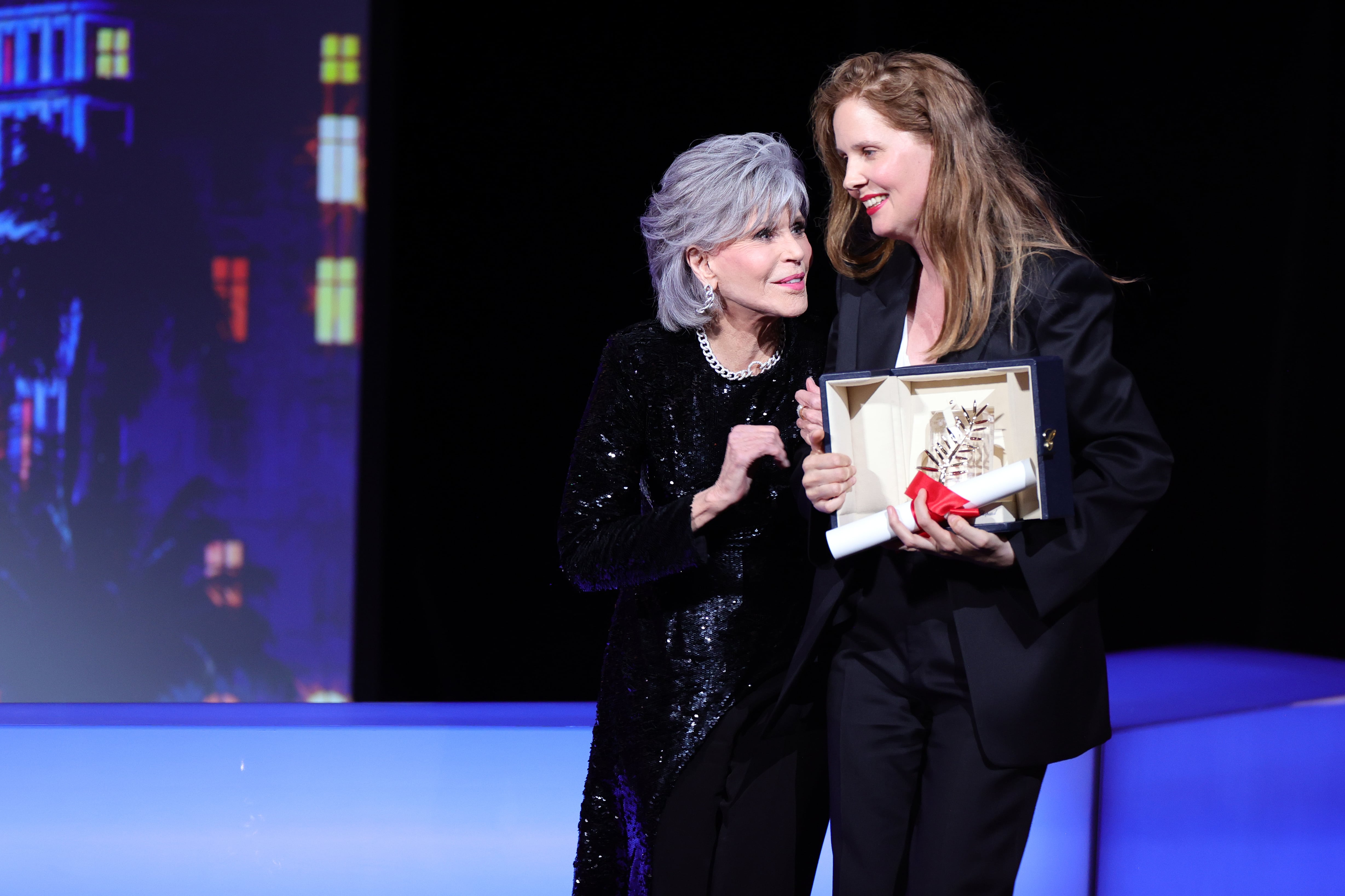 Justine Triet recoge la Palma de Oro junto a Jane Fonda (Photo by Andreas Rentz/Getty Images)