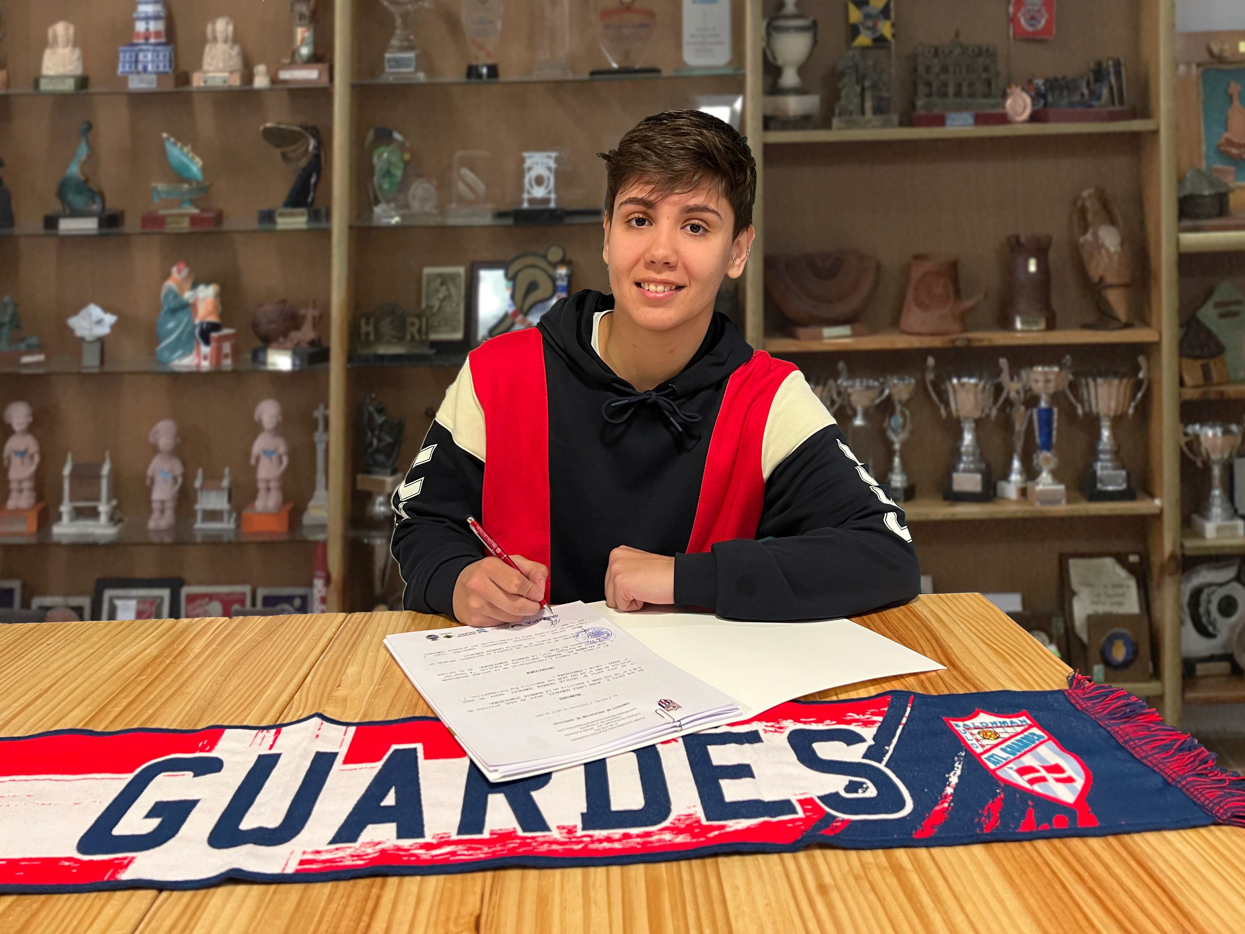 Cecilia Cacheda firmando su contrato como nueva jugadora del Mecalia Atlético Guardés