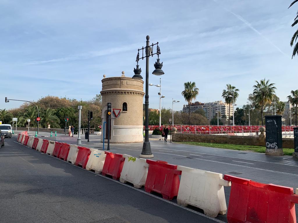 Cortado el puente de las Flores de València para reforzar su estructura dañada por el incendio
