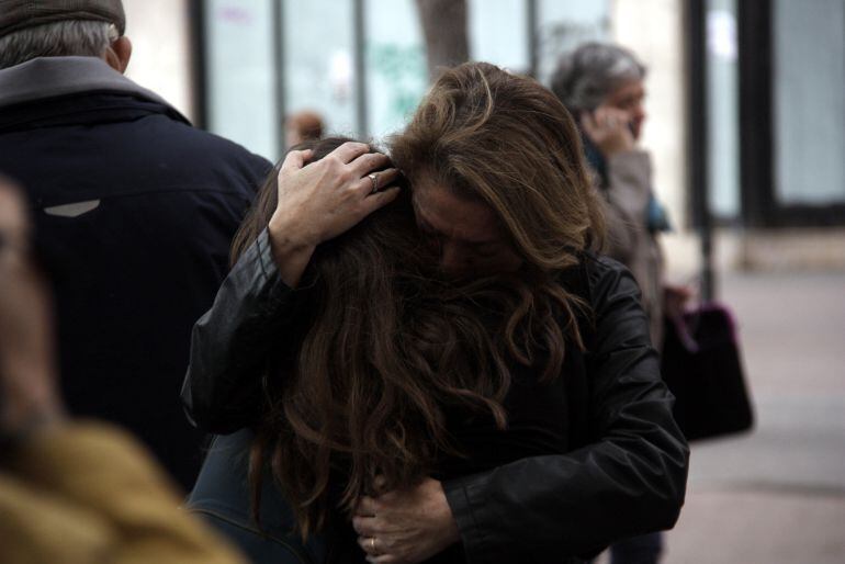 Un alumne mata un professor amb una ballesta en un institut de Barcelona