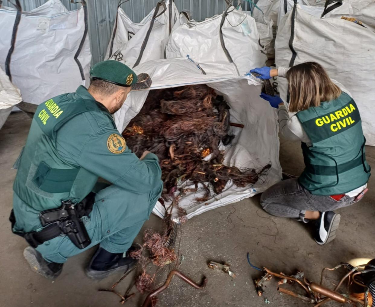 Sacas con cable robado encontradas en la chatarrería de Leganés