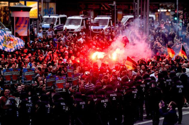 Manifestantes de derecha prenden bengalas mientras en el lugar donde apuñalaron a un hombre la noche del 25 de agosto de 2018, en Chemnitz.