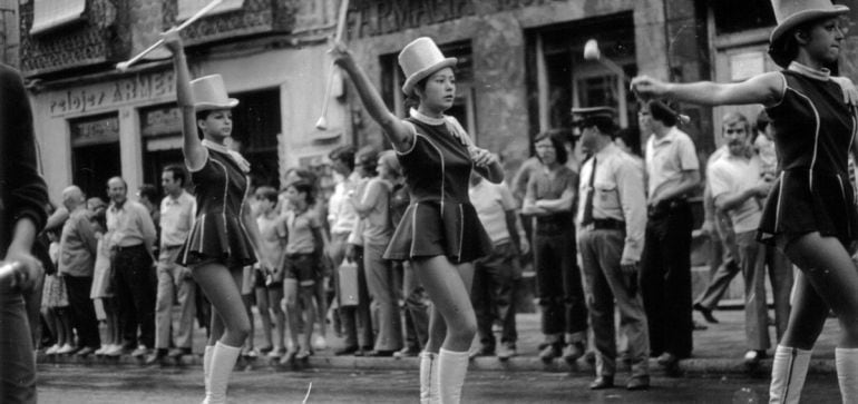 Desfile de majorettes en Cuenca en 1974.