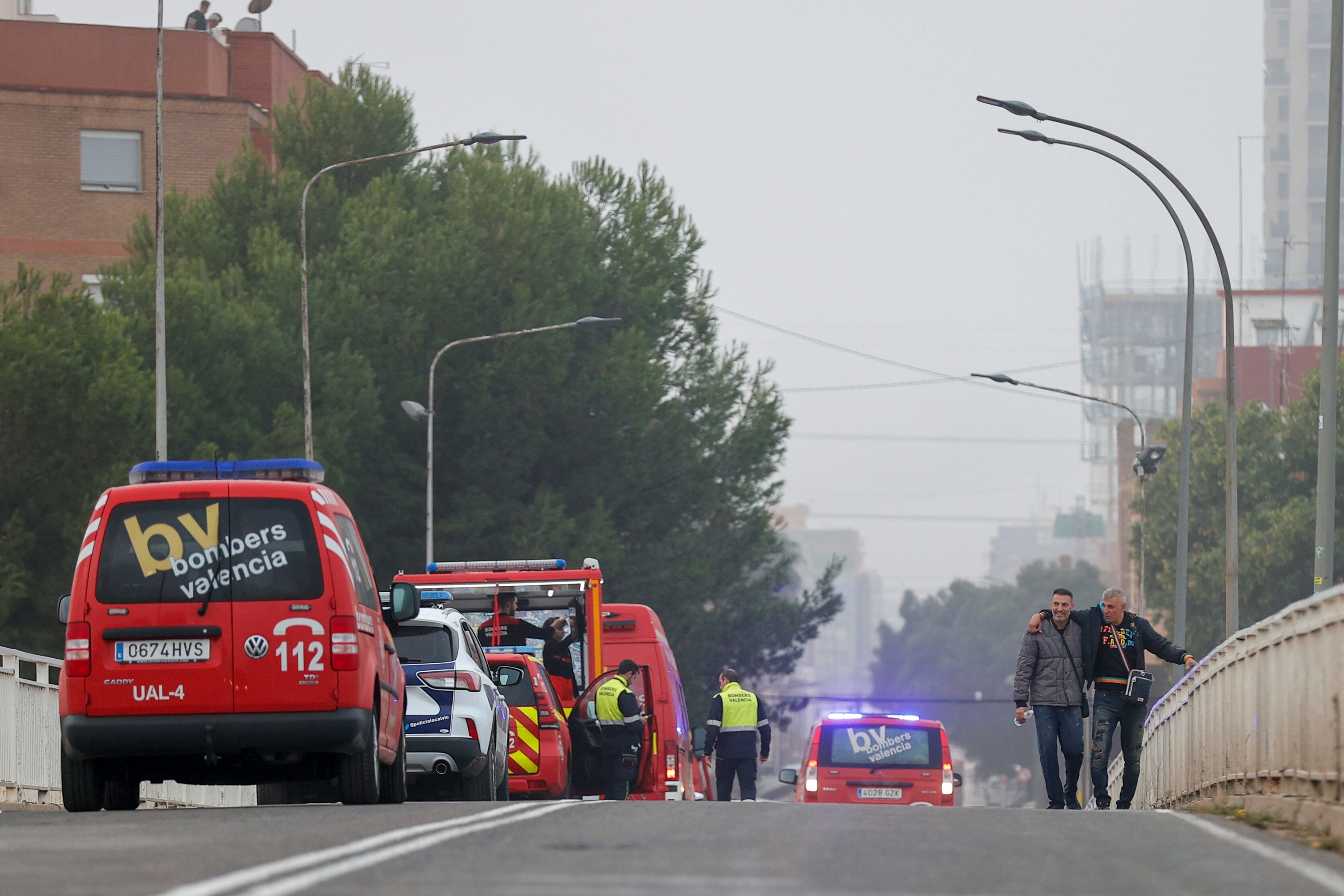 Dos personas abandonan el barrio de La Torre de València tras la DANA
