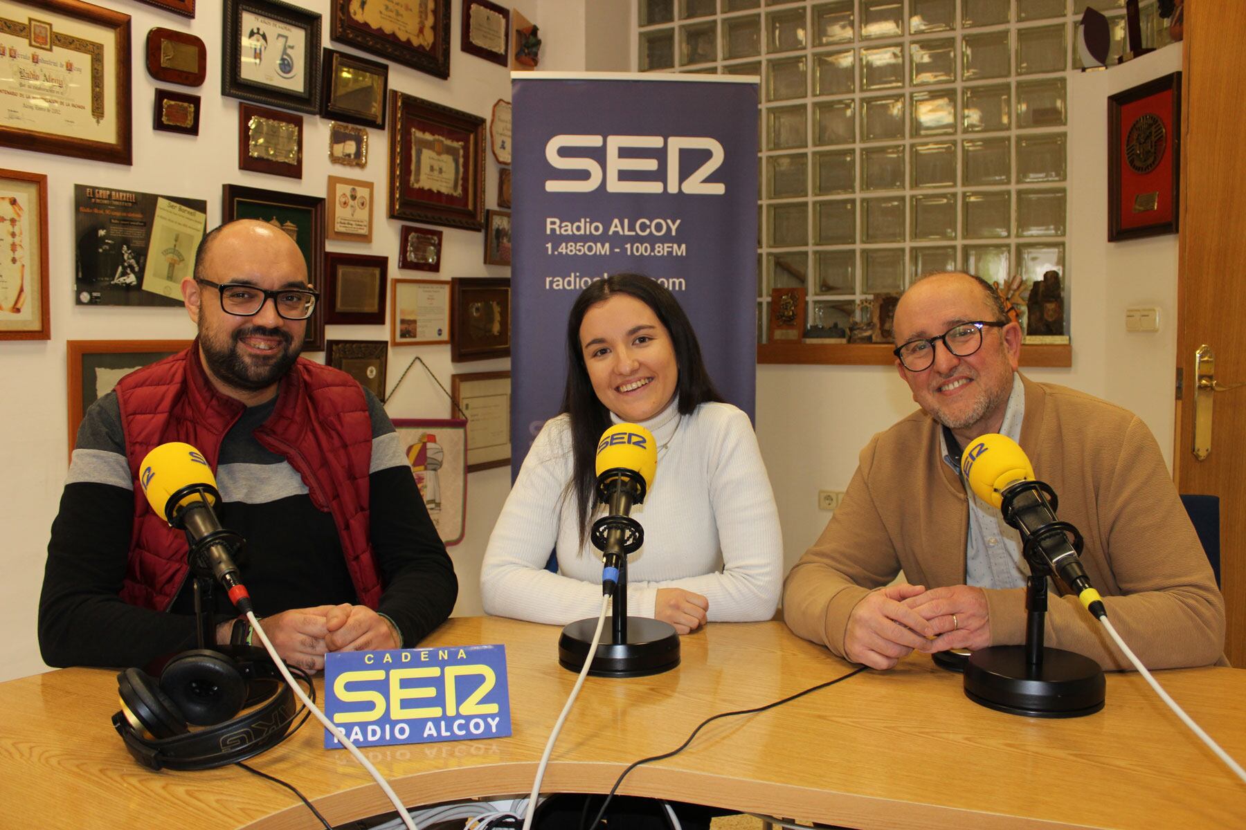Jordi Chirlaque 'Xirly', Lucía Monllor i Javier Monllor, en el estudi central de Radio Alcoy
