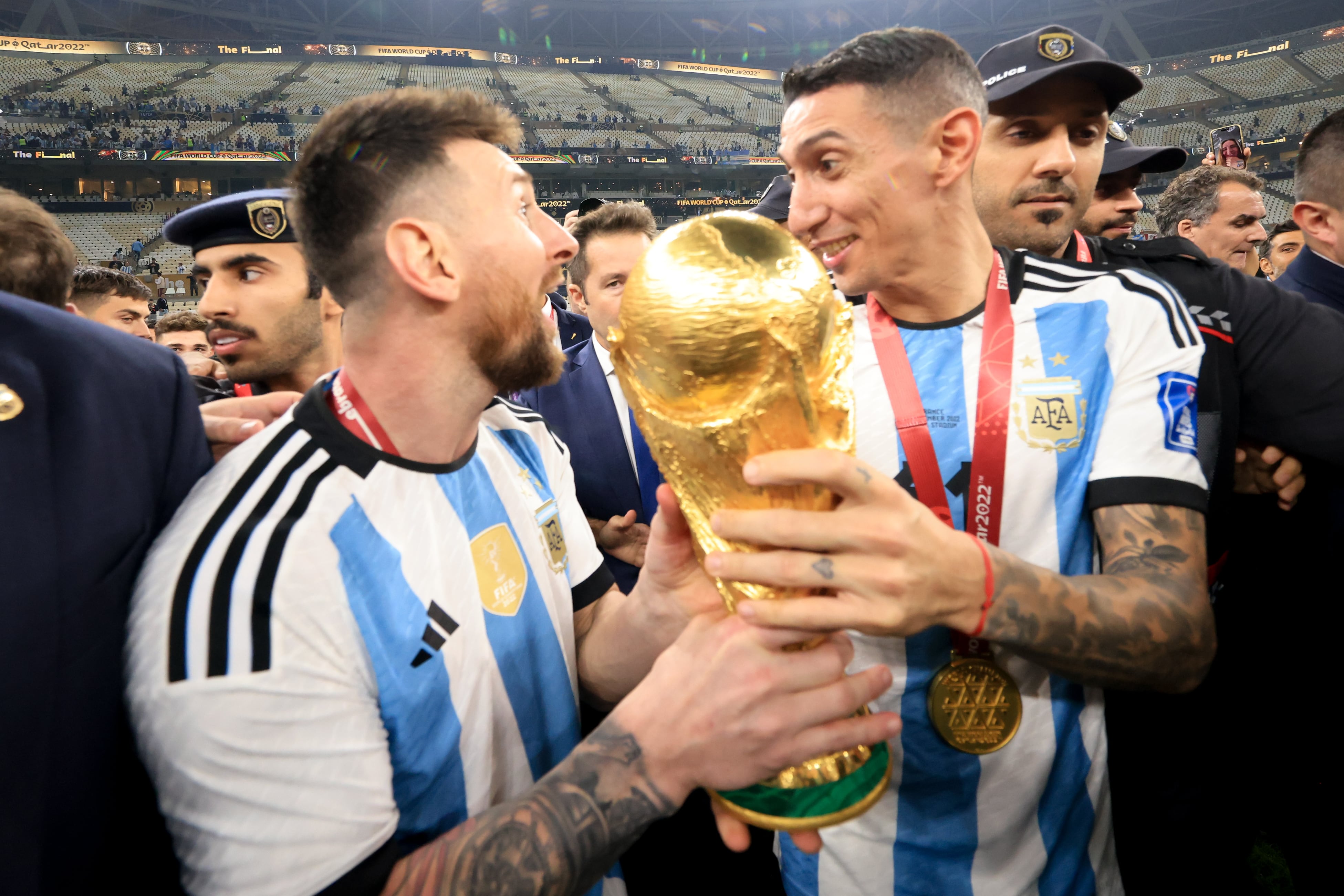 Lionel Messi y Ángel Di María mantienen en sus manos la Copa del Mundo conseguida en Qatar