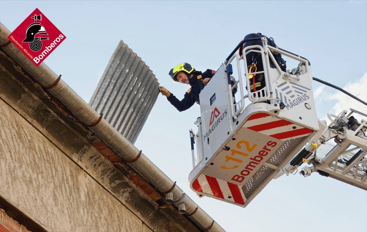 Bomberos del Consorcio Provincial de Alicante retiran un techo de uralita en Xixona.