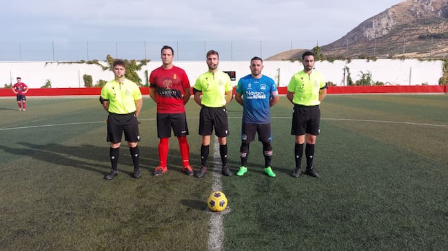 Trío Arbitral, Juan Titos Blanca, acompañados de los capitanes de ambos equipos, tras el sorteo inicial