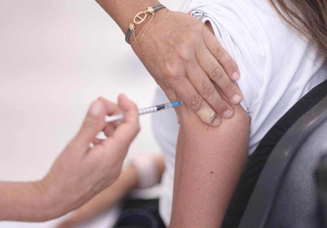 Una estudiante del próximo Erasmus recibe la vacuna contra el Covid-19